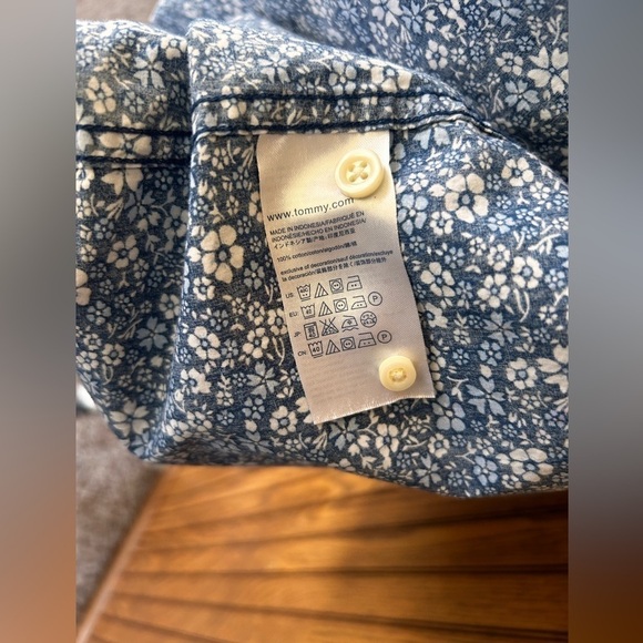 Tommy Hilfiger Women's button up collared Blue Blouse size medium - Picture 9 of 10